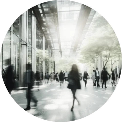 ガラス張りの建物の前を行き交う人々
