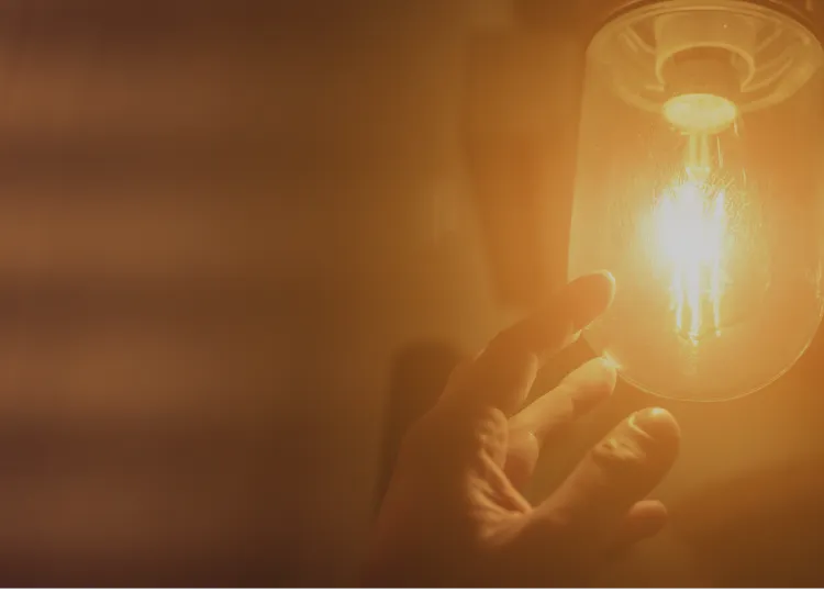 電球を手に触れる温かな光景