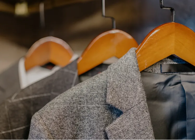 木製ハンガーに掛けられたスーツ