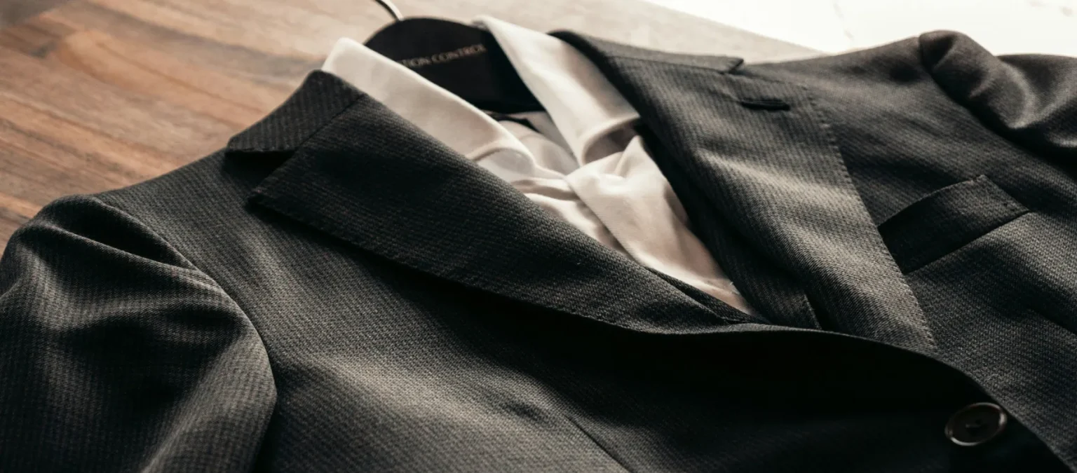 細部までこだわった高級感のあるチャコールグレーのオーダースーツが織りなす繊細な生地感と仕立ての良さが際立つ襟のライン